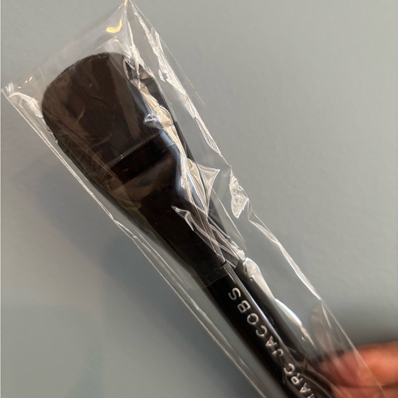 Marc Jacobs The Seamless Liquid Foundation Brush - Picture 3 of 6